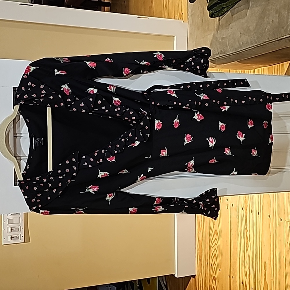 Club Monaco mini wrap dress silk size 0 excellent roses